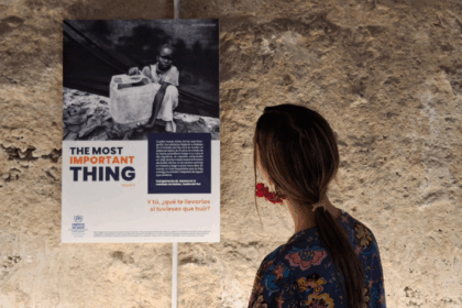“Historias que transforman”: La exposición de Telpark y ACNUR sobre los refugiados en Plaza del Carmen