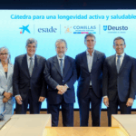 De izquierda a derecha: Juan José Etxeberria, rector de la Universidad de Deusto; Javier Valle, consejero director general de VidaCaixa; Mar Vila, vicedecana de Esade Business School; Josep Maria Coronas, director general de Fundación “la Caixa”; Tomás Muniesa, presidente de CaixaBank; Jaume Guardiola, presidente del Patronato de la Fundación Esade; Jaume Masana, director de negocio de CaixaBank ; Antonio Allende SJ, rector de la Universidad Pontifica Comillas; y Sergi Loughney, director general adjunto de Asuntos Corporativos de Fundación “la Caixa” escenifican el acuerdo