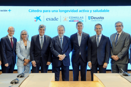 De izquierda a derecha: Juan José Etxeberria, rector de la Universidad de Deusto; Javier Valle, consejero director general de VidaCaixa; Mar Vila, vicedecana de Esade Business School; Josep Maria Coronas, director general de Fundación “la Caixa”; Tomás Muniesa, presidente de CaixaBank; Jaume Guardiola, presidente del Patronato de la Fundación Esade; Jaume Masana, director de negocio de CaixaBank ; Antonio Allende SJ, rector de la Universidad Pontifica Comillas; y Sergi Loughney, director general adjunto de Asuntos Corporativos de Fundación “la Caixa” escenifican el acuerdo