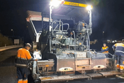 Trabajos en el punto kilométrico 104 de la autopista AP-51, a la altura del enlace de Vicolozano (Ávila)