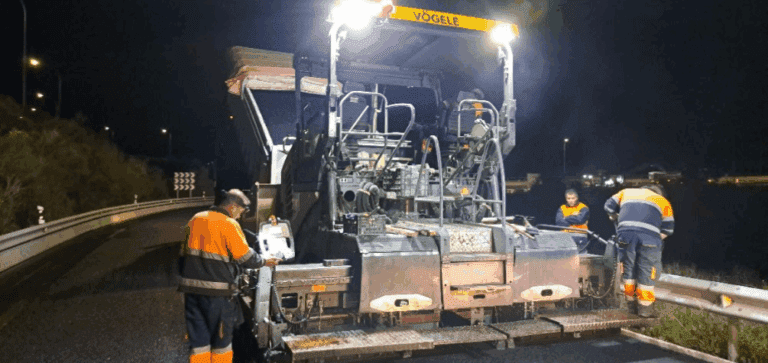 Trabajos en el punto kilométrico 104 de la autopista AP-51, a la altura del enlace de Vicolozano (Ávila)