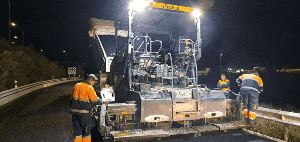 Trabajos en el punto kilométrico 104 de la autopista AP-51, a la altura del enlace de Vicolozano (Ávila)