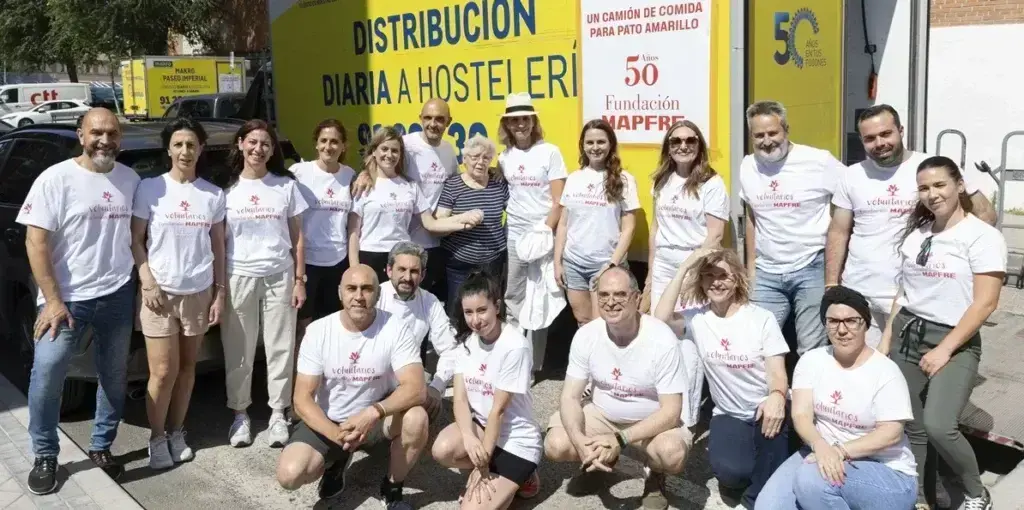Un camión de comida para Pato Amarillo - Voluntarios de la Fundación MAPFRE