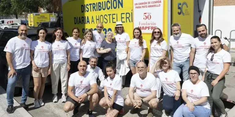 Un camión de comida para Pato Amarillo - Voluntarios de la Fundación MAPFRE