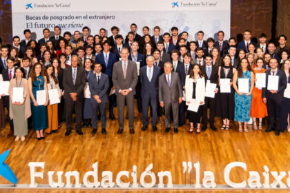 Foto de familia de los becarios del Programa de Becas de Posgrado de la Fundación ”la Caixa”. © Fundación "la Caixa"