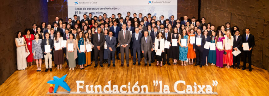 Foto de familia de los becarios del Programa de Becas de Posgrado de la Fundación ”la Caixa”. © Fundación "la Caixa"