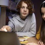 Jóvenes adolescentes aprenden educación financiera de forma innovadora y divertida con la iniciativa del INSTITUTO SANTALUCÍA - Imagen de Stock (Freepik.es)