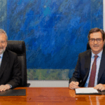 El presidente de CaixaBank, Tomás Muniesa, y el presidente de CEOE, Antonio Garamendi, en un momento de la firma