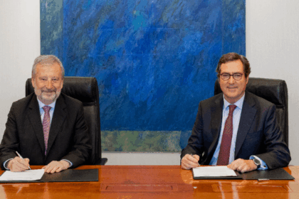 El presidente de CaixaBank, Tomás Muniesa, y el presidente de CEOE, Antonio Garamendi, en un momento de la firma