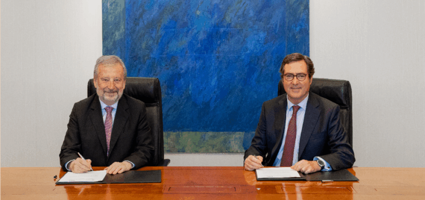 El presidente de CaixaBank, Tomás Muniesa, y el presidente de CEOE, Antonio Garamendi, en un momento de la firma