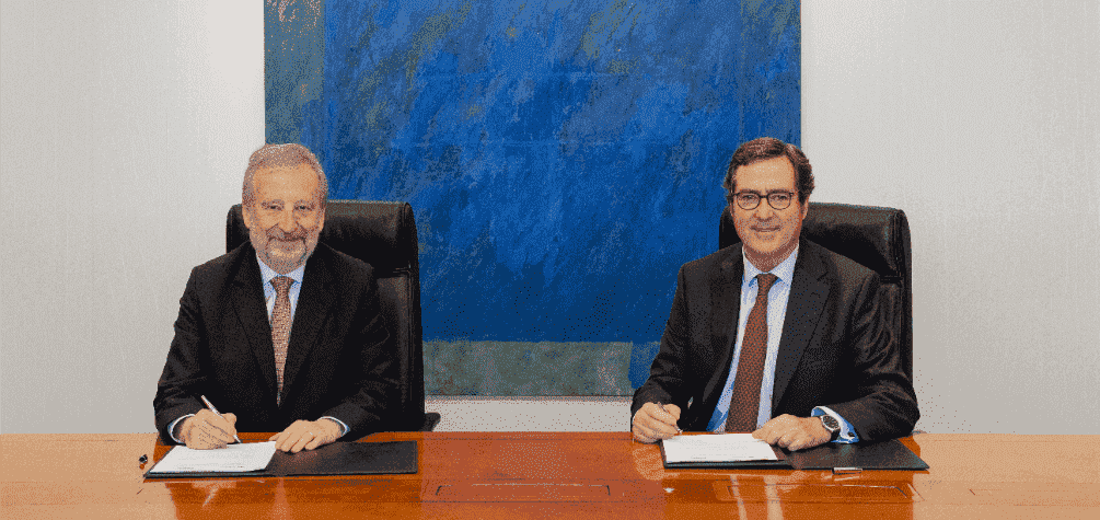 El presidente de CaixaBank, Tomás Muniesa, y el presidente de CEOE, Antonio Garamendi, en un momento de la firma