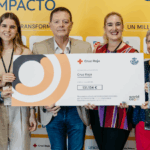 Correos le entrega a Cruz Roja un cheque por valor de 131.000 euros recaudados para la DANA