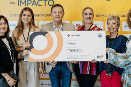 Correos le entrega a Cruz Roja un cheque por valor de 131.000 euros recaudados para la DANA