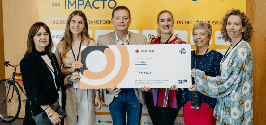 Correos le entrega a Cruz Roja un cheque por valor de 131.000 euros recaudados para la DANA