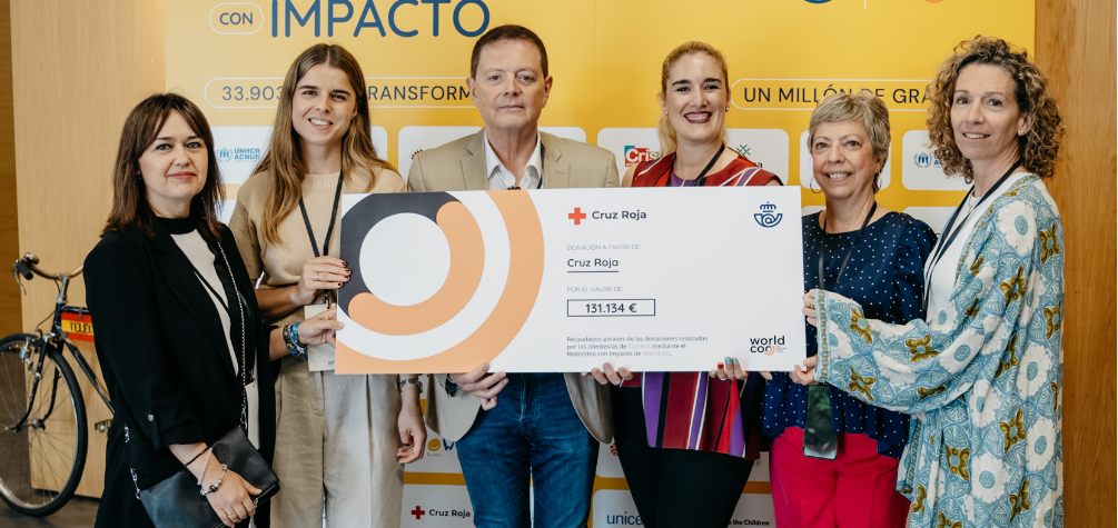 Correos le entrega a Cruz Roja un cheque por valor de 131.000 euros recaudados para la DANA