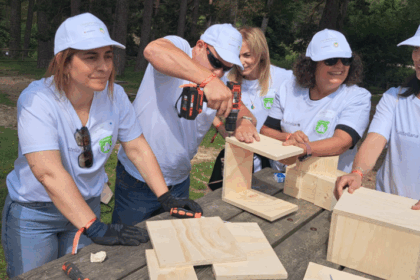 Voluntarios construyendo hoteles para polinizadores