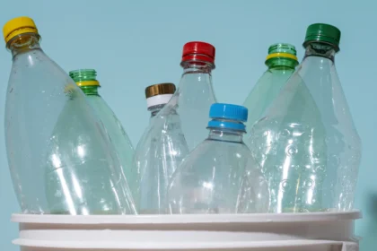 Reciclaje de envases de plástico y cumplimiento de la normativa con la ayuda de Ecoembes - Imagen de Stock (Freepik.es)