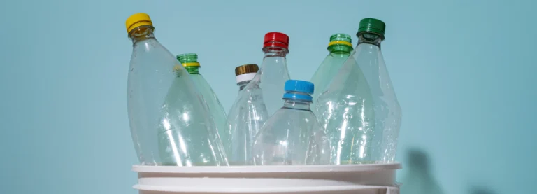 Reciclaje de envases de plástico y cumplimiento de la normativa con la ayuda de Ecoembes - Imagen de Stock (Freepik.es)