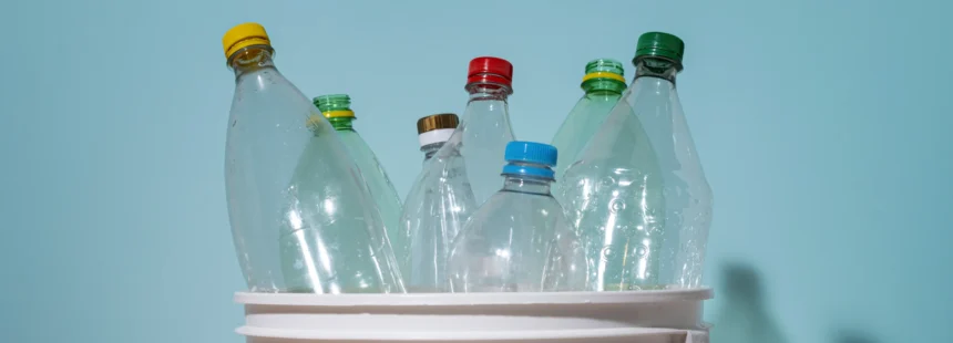 Reciclaje de envases de plástico y cumplimiento de la normativa con la ayuda de Ecoembes - Imagen de Stock (Freepik.es)