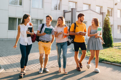 Estudiantes universitarios - Imagen de Stock (freepic.diller en Freepik.es)