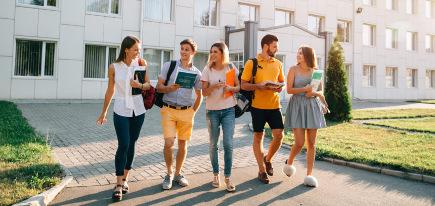 Estudiantes universitarios - Imagen de Stock (freepic.diller en Freepik.es)