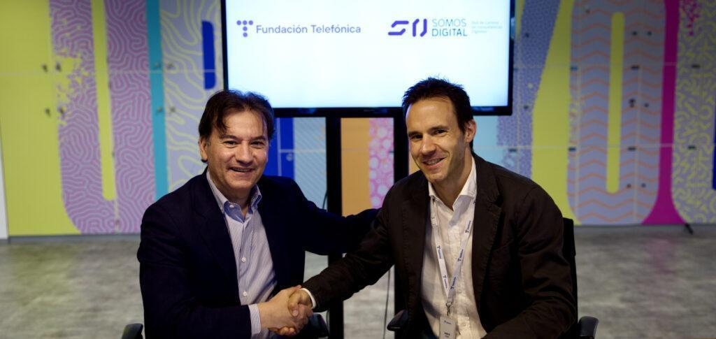De izquierda a derecha: Luis Prendes, director general de Fundación Telefónica y Antonio Ibáñez, presidente de Somos Digital, durante el acto de firma del acuerdo entre ambas entidades