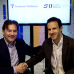 De izquierda a derecha: Luis Prendes, director general de Fundación Telefónica y Antonio Ibáñez, presidente de Somos Digital, durante el acto de firma del acuerdo entre ambas entidades