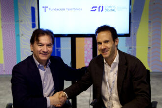 De izquierda a derecha: Luis Prendes, director general de Fundación Telefónica y Antonio Ibáñez, presidente de Somos Digital, durante el acto de firma del acuerdo entre ambas entidades