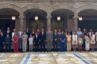 Su Majestad el Rey ha mantenido un encuentro con estos 20 escolares, en presencia de los patronos de FIES y de la Fundación Orange - ©️Casa de Su Majestad el Rey