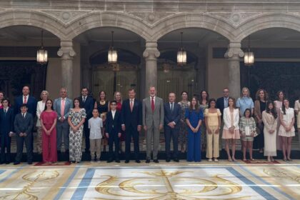 Su Majestad el Rey ha mantenido un encuentro con estos 20 escolares, en presencia de los patronos de FIES y de la Fundación Orange - ©️Casa de Su Majestad el Rey