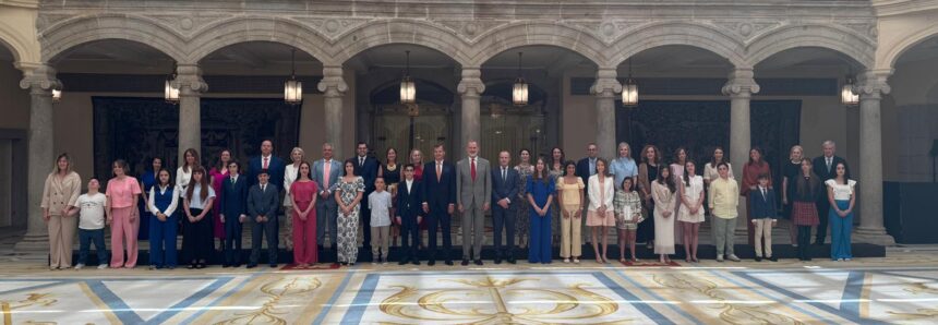 Su Majestad el Rey ha mantenido un encuentro con estos 20 escolares, en presencia de los patronos de FIES y de la Fundación Orange - ©️Casa de Su Majestad el Rey