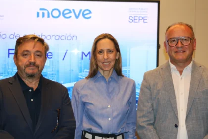 Antonio Luis Acebedo (Fundae), Bettina Karsch (Moeve) y Gerardo Gutiérrez (SEPE), de izquierda a derecha - Imagen cedida por Moeve