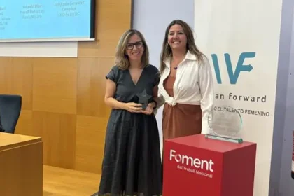 Carmen Lara, Responsable de Comunicación Corporativa y Sostenibilidad de Bayer España, recibía el reconocimiento entregado por la Fundación Woman Forward