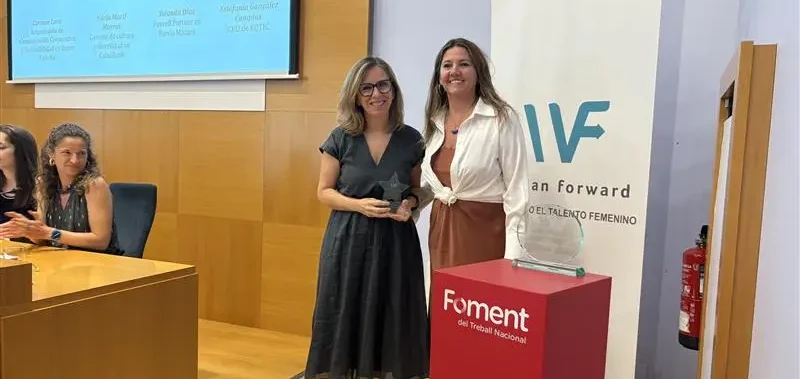 Carmen Lara, Responsable de Comunicación Corporativa y Sostenibilidad de Bayer España, recibía el reconocimiento entregado por la Fundación Woman Forward
