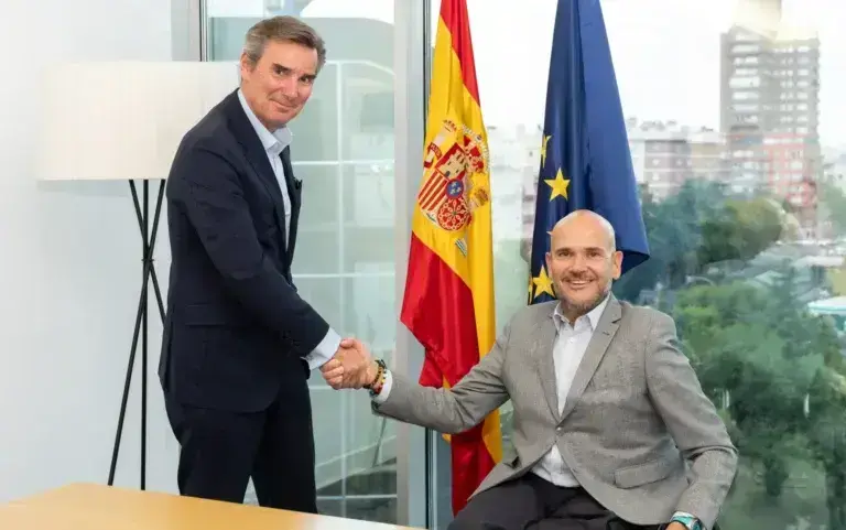 Firma del convenio de colaboración de COCEMFE y la CNMV