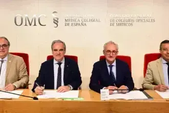 Los presidentes de las cuatro organizaciones colegiales, Tomás Cobo, Jesús Aguilar, Luis Alberto Calvo y Óscar Castro, durante la firma
