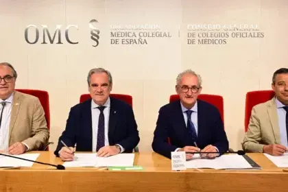 Los presidentes de las cuatro organizaciones colegiales, Tomás Cobo, Jesús Aguilar, Luis Alberto Calvo y Óscar Castro, durante la firma