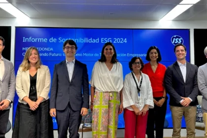 (de izq. a dcha.) Diego Enjuto, director del área Legal y Compliance de ISS España; Iris Roldán, directora editorial de Corresponsables; Toni Capella, socio del área de Sostenibilidad en EY (Ernst & Young); Eulalia Devesa, directora de Sostenibilidad Social de ISS España; Ana Jimeno, directora de Calidad, Medioambiente y Prevención de Riesgos Laborales de ISS España; Choni Fernández, delegada de DIRSE en Cataluña y directora de Sostenibilidad y Cliente en PortAventura World; Albert Iglesias, director de Marketing Estratégico, Innovación y Sostenibilidad de Bunzl Distribution Spain; y Manuel Sevillano, director de Reputación y Sostenibilidad de ATREVIA
