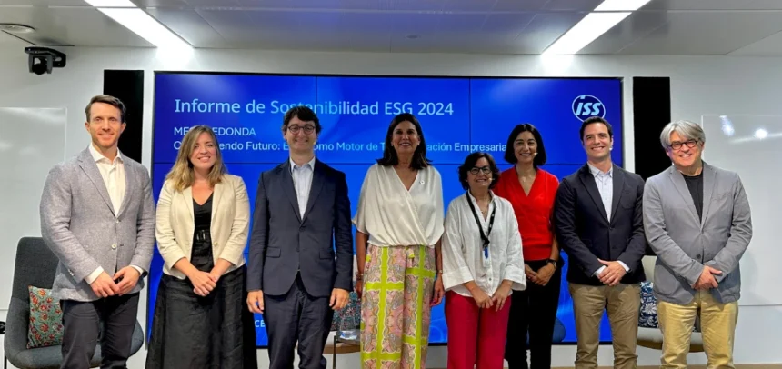 (de izq. a dcha.) Diego Enjuto, director del área Legal y Compliance de ISS España; Iris Roldán, directora editorial de Corresponsables; Toni Capella, socio del área de Sostenibilidad en EY (Ernst & Young); Eulalia Devesa, directora de Sostenibilidad Social de ISS España; Ana Jimeno, directora de Calidad, Medioambiente y Prevención de Riesgos Laborales de ISS España; Choni Fernández, delegada de DIRSE en Cataluña y directora de Sostenibilidad y Cliente en PortAventura World; Albert Iglesias, director de Marketing Estratégico, Innovación y Sostenibilidad de Bunzl Distribution Spain; y Manuel Sevillano, director de Reputación y Sostenibilidad de ATREVIA