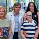 De izquierda a derecha: Lola Manterola, presidenta de CRIS Contra el Cáncer, Sonia González, mamá de Noel, doctor Álvaro Lassaletta, Lola Águila y José Manuel Caballero, junto a su hijo Samuel