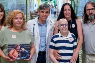 De izquierda a derecha: Lola Manterola, presidenta de CRIS Contra el Cáncer, Sonia González, mamá de Noel, doctor Álvaro Lassaletta, Lola Águila y José Manuel Caballero, junto a su hijo Samuel