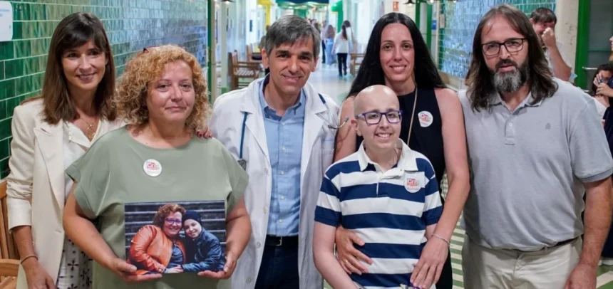 De izquierda a derecha: Lola Manterola, presidenta de CRIS Contra el Cáncer, Sonia González, mamá de Noel, doctor Álvaro Lassaletta, Lola Águila y José Manuel Caballero, junto a su hijo Samuel