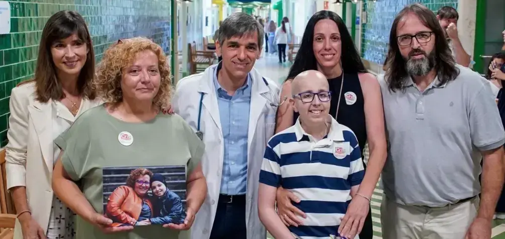 De izquierda a derecha: Lola Manterola, presidenta de CRIS Contra el Cáncer, Sonia González, mamá de Noel, doctor Álvaro Lassaletta, Lola Águila y José Manuel Caballero, junto a su hijo Samuel