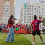 Las fan zones cuentan con DJ, exhibiciones de fútbol freestyle de Paloma Pujol, múltiples juegos y repartos de palomitas, camisetas de entrenamiento de la selección y muchos otros artículos de merchandising