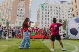 Las fan zones cuentan con DJ, exhibiciones de fútbol freestyle de Paloma Pujol, múltiples juegos y repartos de palomitas, camisetas de entrenamiento de la selección y muchos otros artículos de merchandising