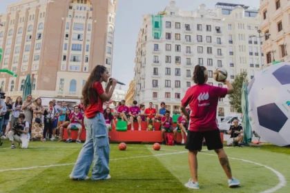 Las fan zones cuentan con DJ, exhibiciones de fútbol freestyle de Paloma Pujol, múltiples juegos y repartos de palomitas, camisetas de entrenamiento de la selección y muchos otros artículos de merchandising