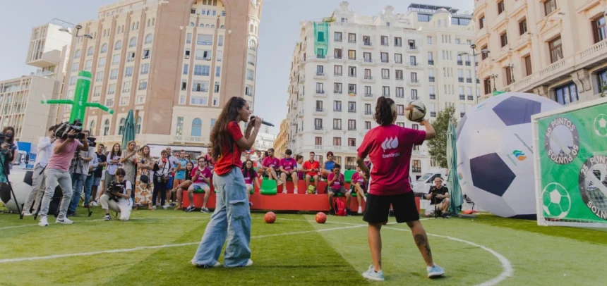 Las fan zones cuentan con DJ, exhibiciones de fútbol freestyle de Paloma Pujol, múltiples juegos y repartos de palomitas, camisetas de entrenamiento de la selección y muchos otros artículos de merchandising