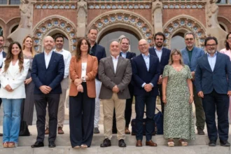 Juan Cruz Cigudosa, secretario de Estado de Ciencia, Innovación y Universidades; Núria Montserrat, consellera de Recerca i Universitats de la Generalitat de Catalunya y Nicolas Dumoulin, director general de Boehringer Ingelheim España, junto al resto de ponentes de la jornada y miembros del equipo de Boehringer Ingelheim