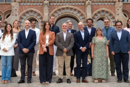 Juan Cruz Cigudosa, secretario de Estado de Ciencia, Innovación y Universidades; Núria Montserrat, consellera de Recerca i Universitats de la Generalitat de Catalunya y Nicolas Dumoulin, director general de Boehringer Ingelheim España, junto al resto de ponentes de la jornada y miembros del equipo de Boehringer Ingelheim