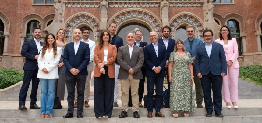 Juan Cruz Cigudosa, secretario de Estado de Ciencia, Innovación y Universidades; Núria Montserrat, consellera de Recerca i Universitats de la Generalitat de Catalunya y Nicolas Dumoulin, director general de Boehringer Ingelheim España, junto al resto de ponentes de la jornada y miembros del equipo de Boehringer Ingelheim